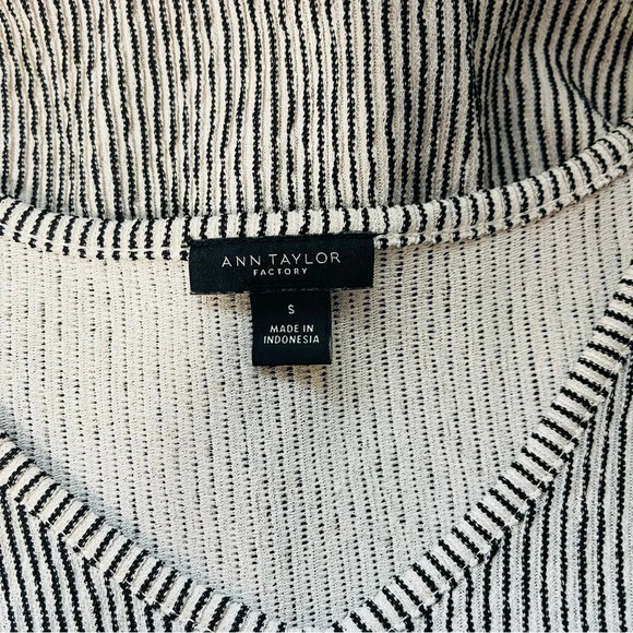 Ann Taylor Factory Cream & Black Striped Knot Hem Textured Top Small Women’s - Picture 8 of 10